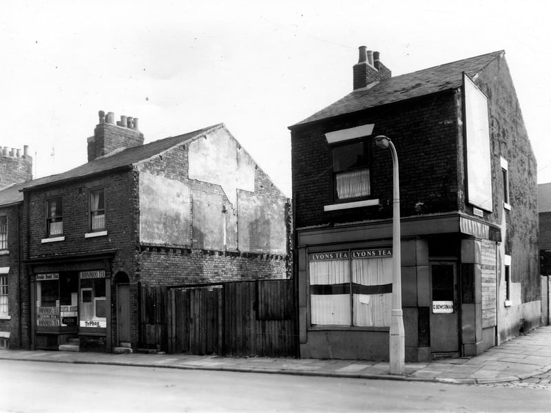 Glasshouse Street in November 1960. On the left at number 31 is the E. and E. Stocks grocery. On the far right is Leek Street.