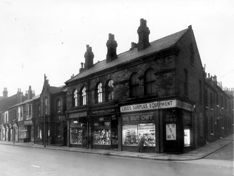 Hunslet Road in November 1960. On the left at number 234 is Potter's Market, fishing tackle. The large building on the left is a Police Station at number 236, further left at number 238 is the Harry Seel Ltd store selling decorating materials.