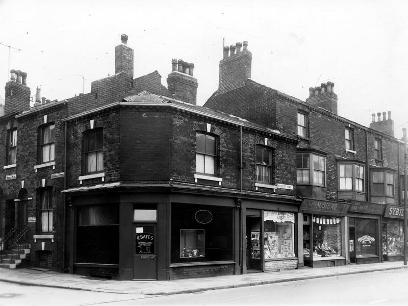 Hunslet Road in November 1960 On the left is Mosdale Street with a ginnel on the far left leading to Mosdale Place. At the corner is number 212 Hunslet Road the R. Bates ophthalmic opticians.