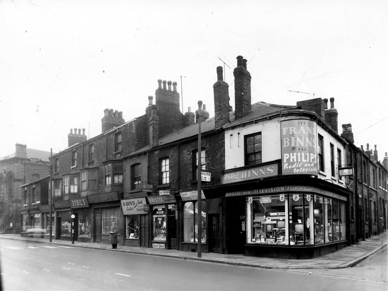 A parade of shops on Hunslet Road in November 1960. 