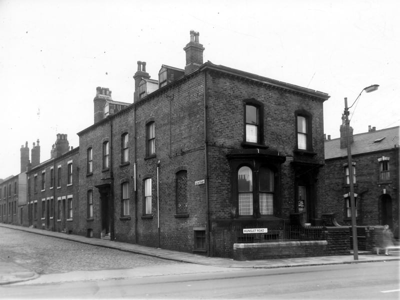 Hunslet Road in November 1960. On the left are the back-to-back terraced houses numbers 2 to 8 on Alton Street. At number 222 Hunslet Road are the Cooke, Curren and Macfarlane physicians. The opening times and surgery details are listed on the front door. On the far right is Hulland Street.