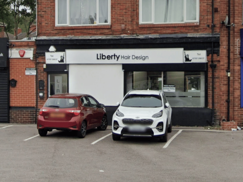 Planning permission has been approved for the change of use of the ground floor at 156 Pudsey Road, Bramley, Leeds, from a former hairdresser (Use Class E) to a hot food takeaway (sui generis) and café with limited seating. Works include a new rear extractor flue and internal refit with kitchen, storage and serving areas.