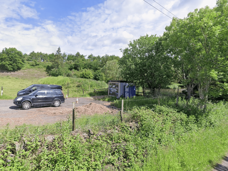 Planning permission has been approved for a change of use of land at Tyersal Lane, Tyersal from agriculture to a mixed agricultural and dog exercising use. The scheme extends the existing Dogtopia business, creating an additional enclosed dog exercise field within the Green Belt, alongside a small parking area with hardstanding and access from an existing gated entrance.