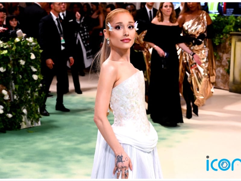 Ariana Grande faoi amharc ón dearthóir Jonathan Anderson do Loewe