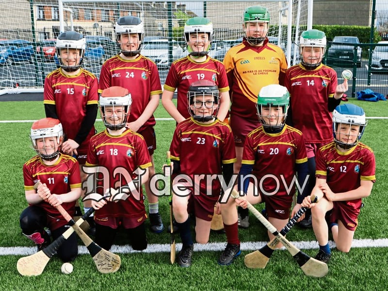 Gaelscoil Leim an Mhadaidy hurling team.