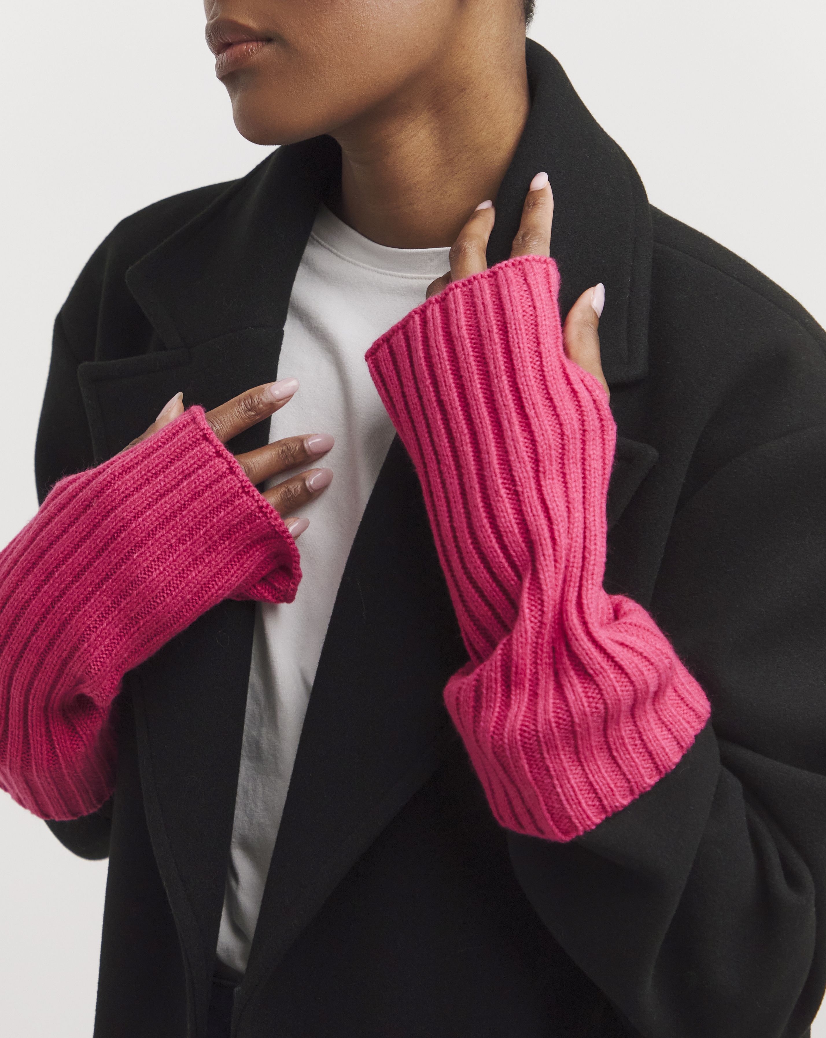 After all, what’s the point of spending time in the salon only to cover up those bold shades, twinkly designs and two-tone looks with a run-of-the-mill mitten… leaving you fumbling for your phone.