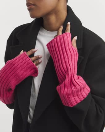 After all, what’s the point of spending time in the salon only to cover up those bold shades, twinkly designs and two-tone looks with a run-of-the-mill mitten… leaving you fumbling for your phone.