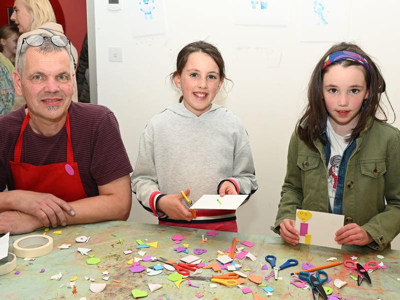 Art workshop for children. Paul Bokslag, Faye and Nina PICTURE Vicky Comerford