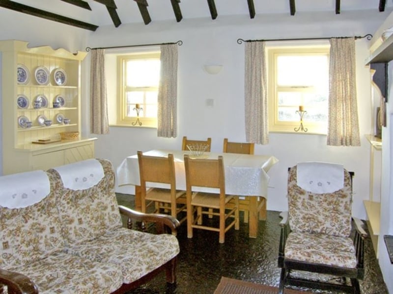 CLICK ON THE ARROWS ABOVE TO TAKE A TOUR AROUND THE PROPERTY