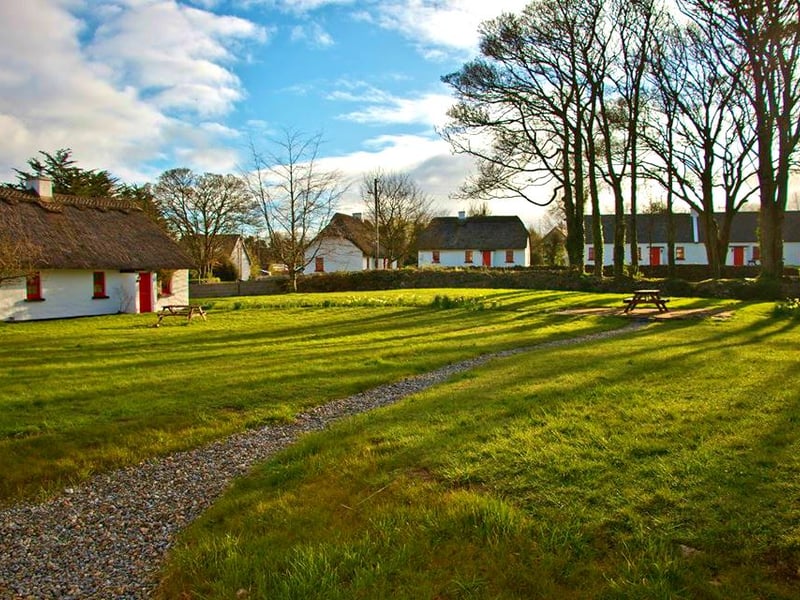 CLICK ON THE ARROWS ABOVE TO TAKE A TOUR AROUND THE PROPERTY