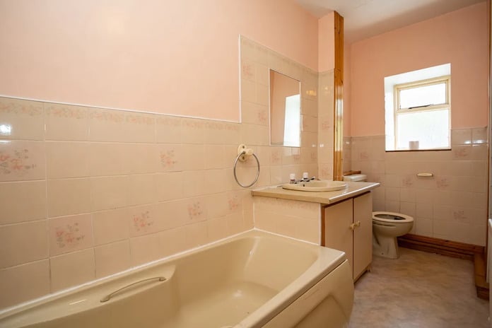 CLICK ON THE ARROWS ABOVE TO TAKE A TOUR AROUND THE PROPERTY