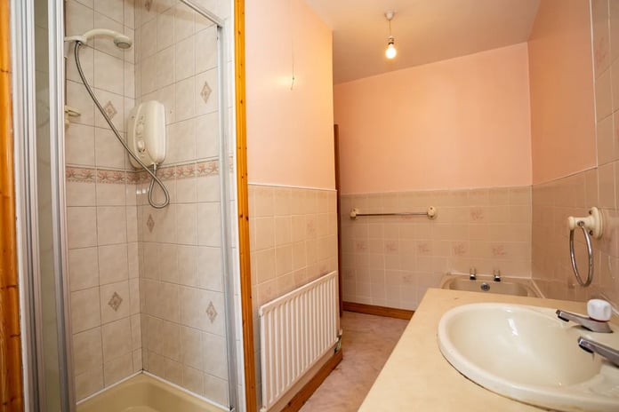 CLICK ON THE ARROWS ABOVE TO TAKE A TOUR AROUND THE PROPERTY