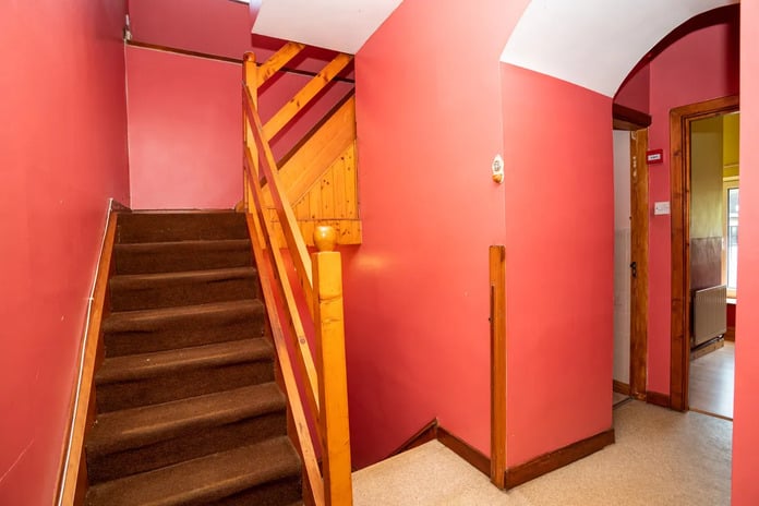 CLICK ON THE ARROWS ABOVE TO TAKE A TOUR AROUND THE PROPERTY
