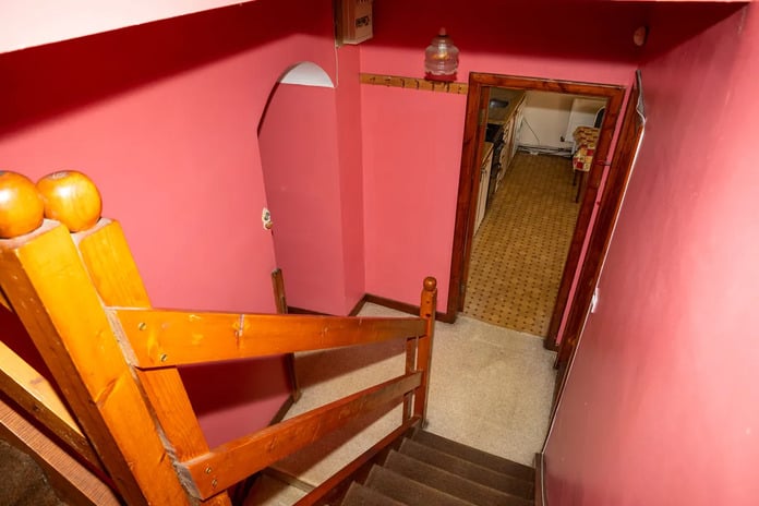 CLICK ON THE ARROWS ABOVE TO TAKE A TOUR AROUND THE PROPERTY