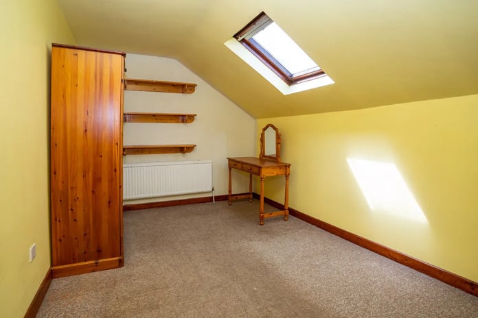 CLICK ON THE ARROWS ABOVE TO TAKE A TOUR AROUND THE PROPERTY