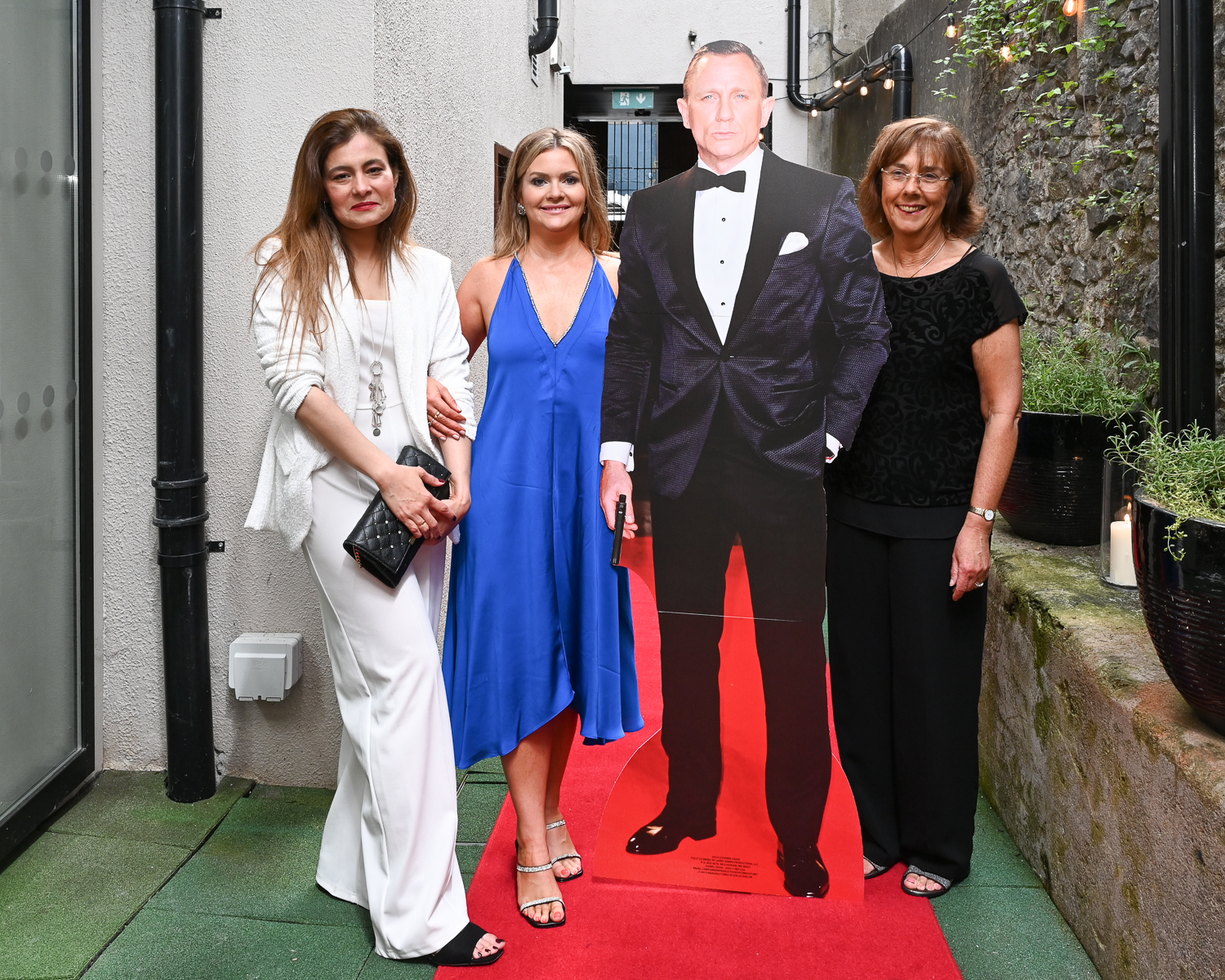 Brent Pope was the guest of honour at a special James Bond blacktie event in Kilkenny’s Pembroke Hotel on Saturday. The evening began with all the glitz of a red carpet occasion, with guests greeted with a shaken, not stirred cocktail. MC for proceedings was John Masterson. Brent regaled all with rugby stories and good times. He even burst into a few bars of What’s Another Year, to the amusement of all .