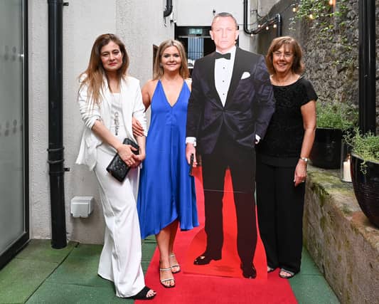 Brent Pope was the guest of honour at a special James Bond blacktie event in Kilkenny’s Pembroke Hotel on Saturday. The evening began with all the glitz of a red carpet occasion, with guests greeted with a shaken, not stirred cocktail. MC for proceedings was John Masterson. Brent regaled all with rugby stories and good times. He even burst into a few bars of What’s Another Year, to the amusement of all .