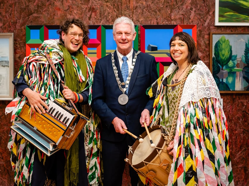 Lunatraktors - Carli Jefferson and Clair Le Couteur with Mayor O'Leary 