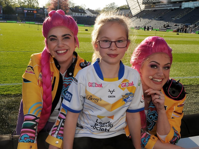 Frankie Jo Henry-Gaunt meets the Little Darlings Princess Party girls from the Sing Spectacular.