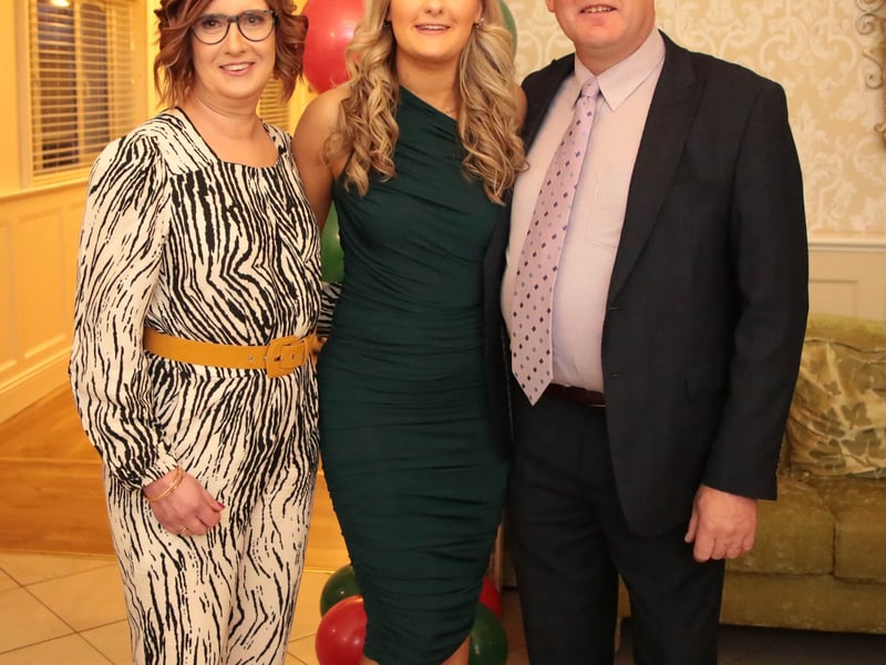 Caption: Barbara, Ruth and David Jones