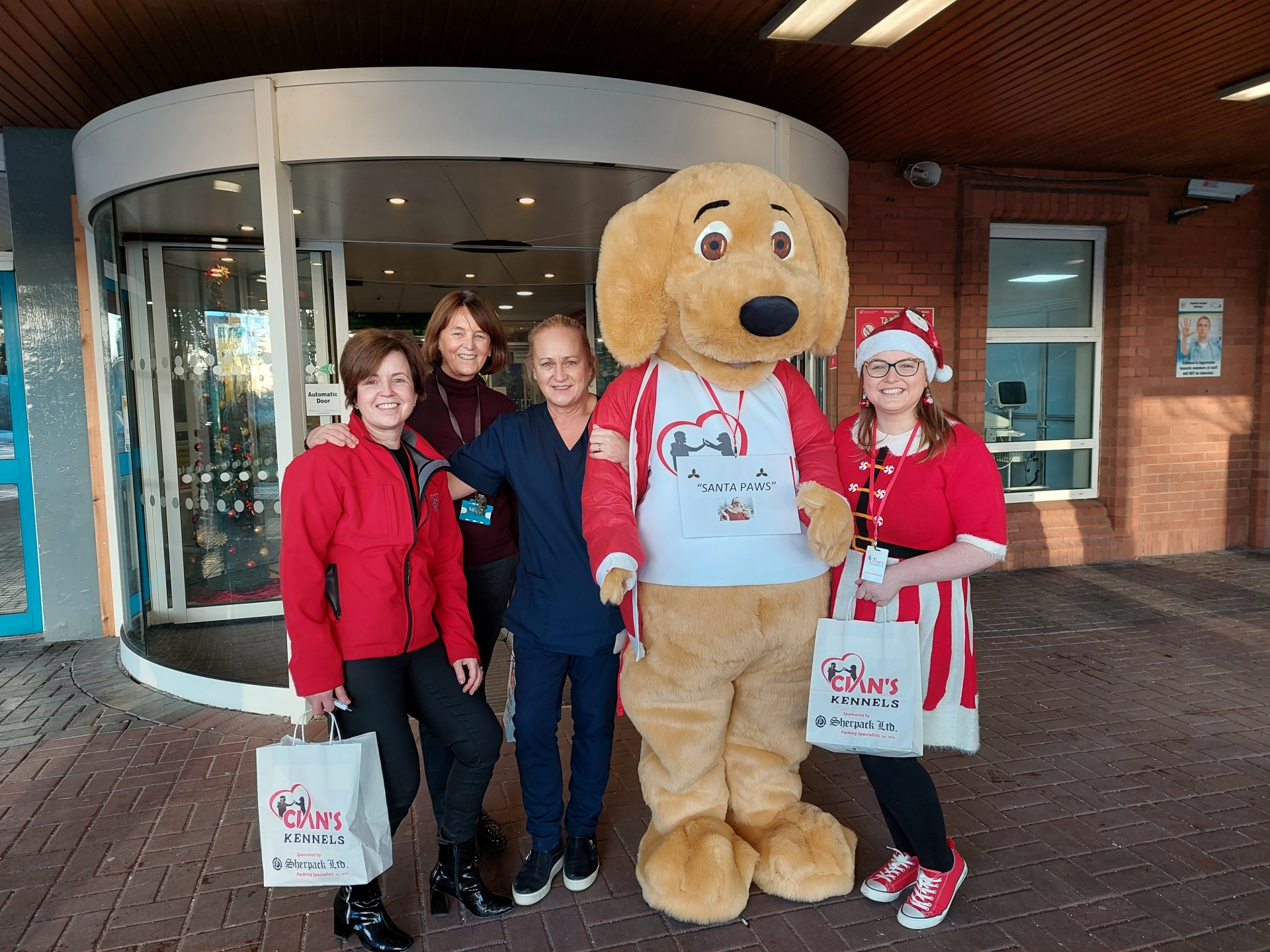 For the third consecutive year, personnel from Longford based charity Cian's Kennels delivered Christmas goodie bags cheer to sick children. The team from Cian’s Kennels, led by Evelyn Neary, Micheala Cox and ‘Santa Paws’ visited Mullingar Regional Hospital's Paediatric Unit, Children's Health Ireland at Crumlin, Ronald McDonald House and for the first time, this year, they also delivered some goodie bags to service users of Laura Lynn. Michaela explained, “All children got some goodies, kindly sponsored by Casserly's Spar, Lanesboro; a Cian's Kennels hat and Maxi Zoo, Longford made sure that everybody's furry friends had something nice too!” Caption: The Cian's Kennels team and their mascot 'Santa Paws' with the staff of the Paediatric Unit in Mullingar Regional Hospital