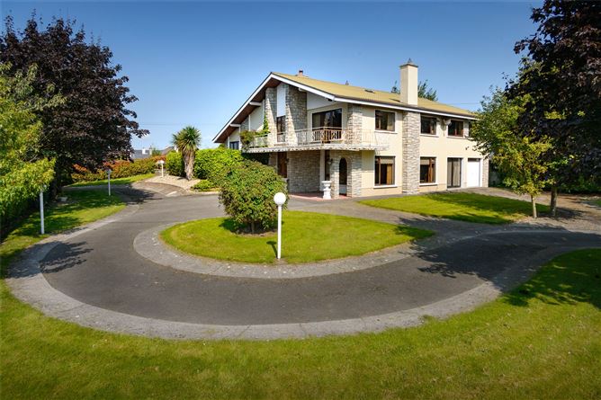 An incredible home in the midlands is now up for sale - but it also comes with an incredible price tag. CLICK ON NEXT> ABOVE TO TAKE A TOUR AROUND THIS STATEMENT HOME Located on the Clara Road, Tullamore, 'Roncalli' is a five bedroom home that has an asking price of €595,000. It is described as a magnificent architecturally designed split level home standing on a 0.5 acre corner site and superbly located. It is further described as 'a most impressive home' which has double entrance gates comprises a beautiful entrance hallway with turning staircase, double doors from the hallway lead to a well proportioned sitting room CLICK ON NEXT> ABOVE TO TAKE A TOUR AROUND THIS STATEMENT HOME