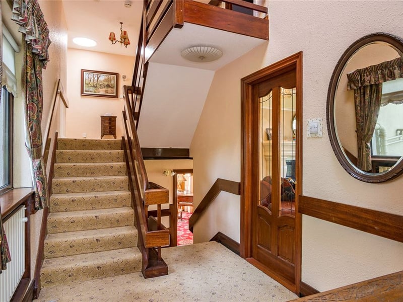 CLICK ON NEXT> ABOVE TO TAKE A TOUR AROUND THIS STATEMENT HOME