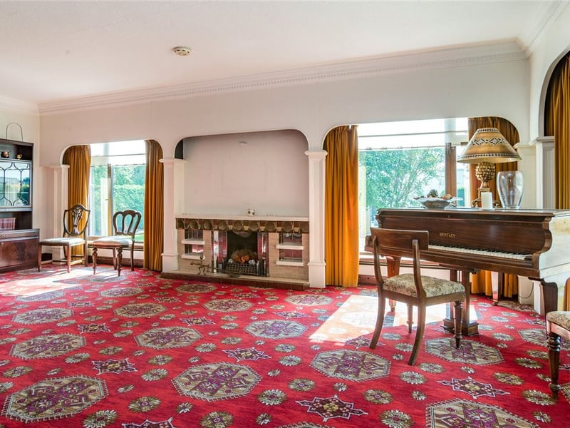 CLICK ON NEXT> ABOVE TO TAKE A TOUR AROUND THIS STATEMENT HOME