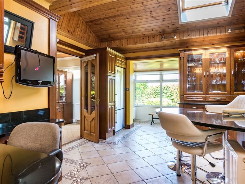 CLICK ON NEXT> ABOVE TO TAKE A TOUR AROUND THIS STATEMENT HOME