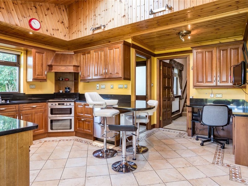 CLICK ON NEXT> ABOVE TO TAKE A TOUR AROUND THIS STATEMENT HOME