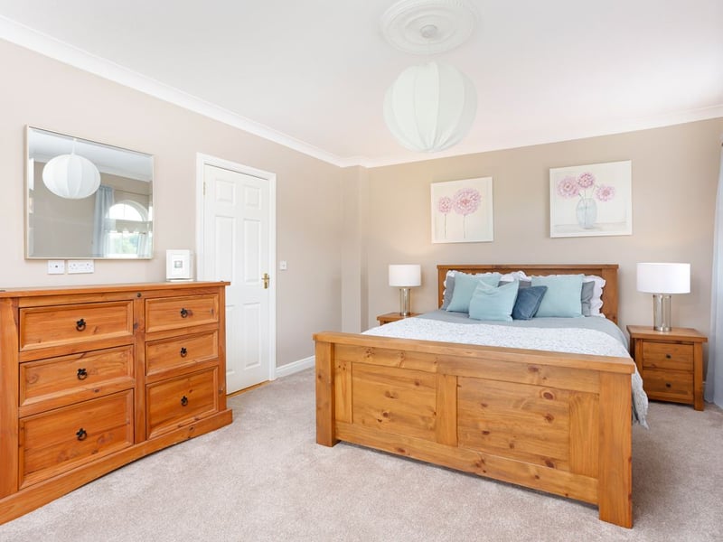 CLICK ON THE ARROWS ABOVE TO TAKE A LOOK AROUND THE HOME