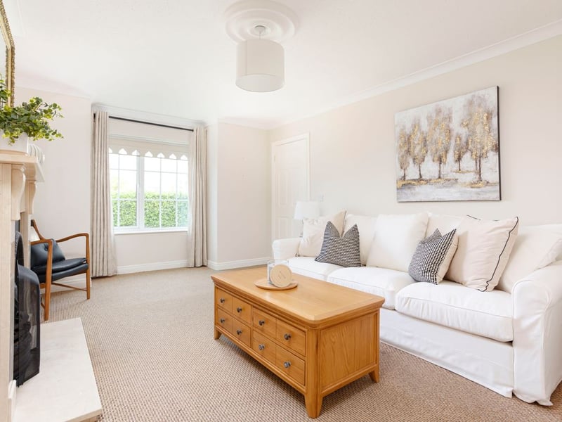 CLICK ON THE ARROWS ABOVE TO TAKE A LOOK AROUND THE HOME