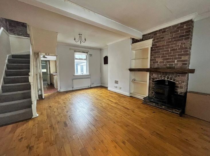 CLICK ON THE ARROWS ABOVE TO TAKE A LOOK AROUND THE HOME