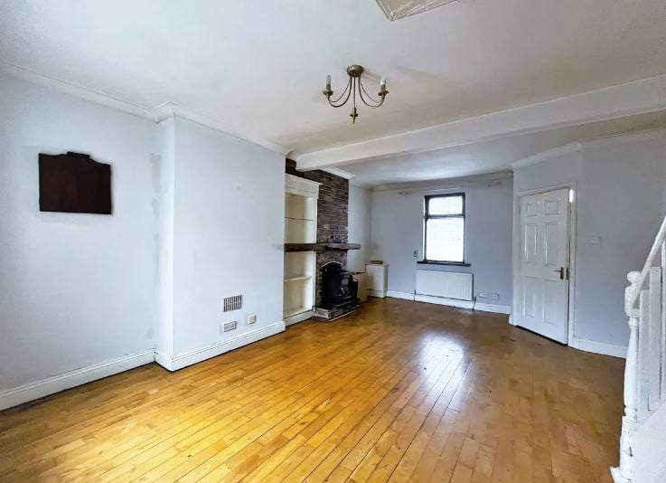 CLICK ON THE ARROWS ABOVE TO TAKE A LOOK AROUND THE HOME