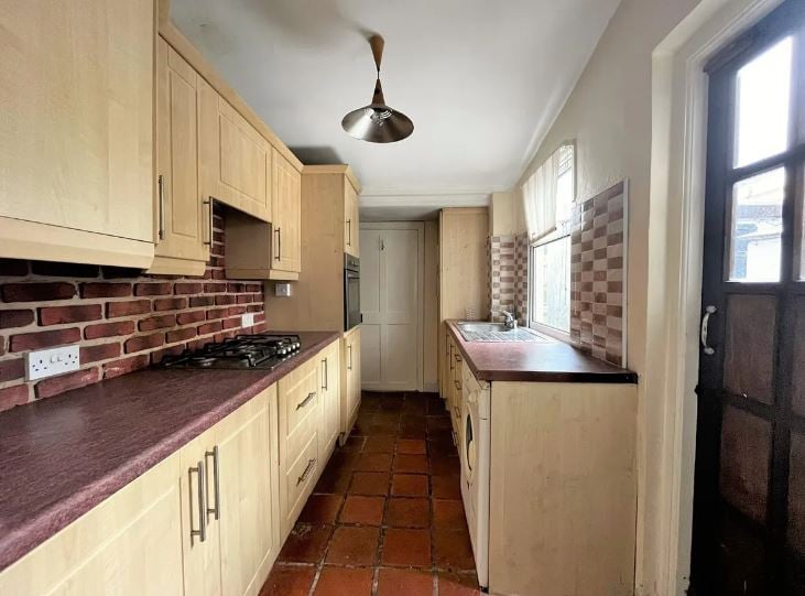 CLICK ON THE ARROWS ABOVE TO TAKE A LOOK AROUND THE HOME