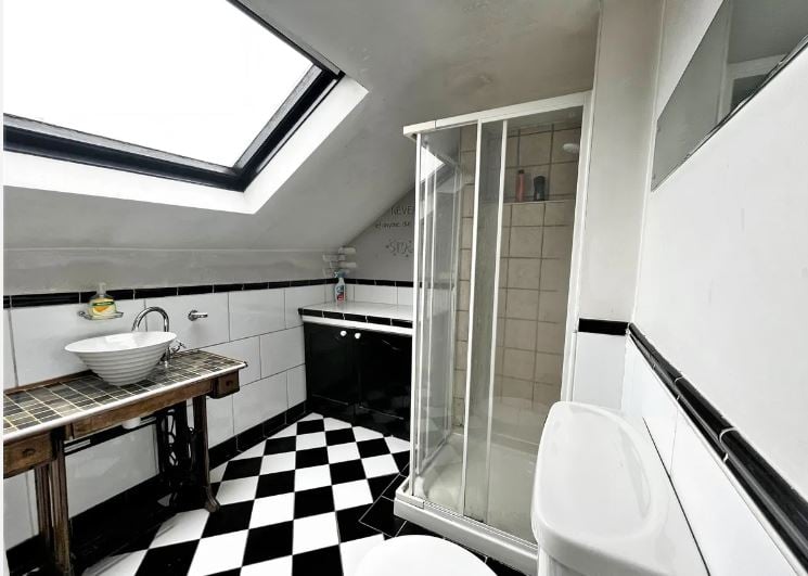 CLICK ON THE ARROWS ABOVE TO TAKE A LOOK AROUND THE HOME