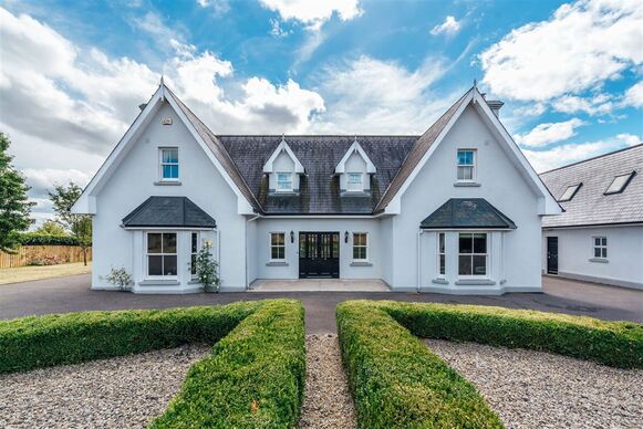 What is described as a spectacular five bedroom home on 1.65 acres of landscaped gardens in Offaly is now on the market. Located at Raheenakeernan, Walsh Island, the impressive home is on the market for €425,000.  TAP ON THE ARROWS ABOVE TO TAKE A LOOK AROUND THIS IMPRESSIVE HOUSE