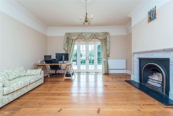 What is described as a spectacular five bedroom home on 1.65 acres of landscaped gardens in Offaly is now on the market. Located at Raheenakeernan, Walsh Island, the impressive home is on the market for €425,000.  TAP ON THE ARROWS ABOVE TO TAKE A LOOK AROUND THIS IMPRESSIVE HOUSE