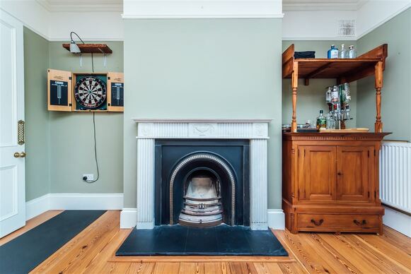 What is described as a spectacular five bedroom home on 1.65 acres of landscaped gardens in Offaly is now on the market. Located at Raheenakeernan, Walsh Island, the impressive home is on the market for €425,000. TAP ON THE ARROWS ABOVE TO TAKE A LOOK AROUND THIS IMPRESSIVE HOUSE