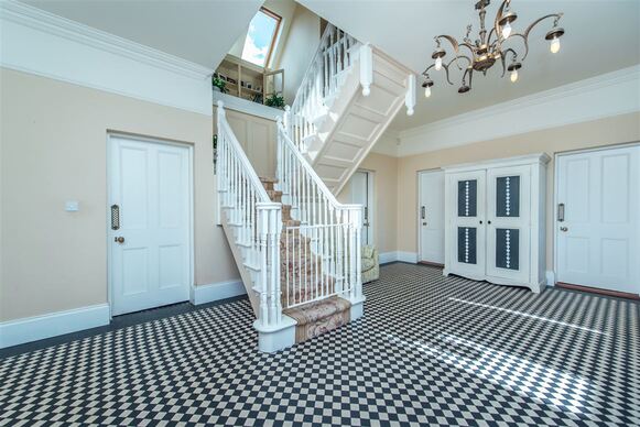 What is described as a spectacular five bedroom home on 1.65 acres of landscaped gardens in Offaly is now on the market. Located at Raheenakeernan, Walsh Island, the impressive home is on the market for €425,000.  TAP ON THE ARROWS ABOVE TO TAKE A LOOK AROUND THIS IMPRESSIVE HOUSE