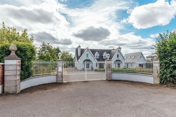 What is described as a spectacular five bedroom home on 1.65 acres of landscaped gardens in Offaly is now on the market. Located at Raheenakeernan, Walsh Island, the impressive home is on the market for €425,000.  TAP ON THE ARROWS ABOVE TO TAKE A LOOK AROUND THIS IMPRESSIVE HOUSE