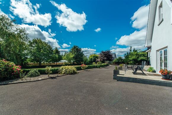 What is described as a spectacular five bedroom home on 1.65 acres of landscaped gardens in Offaly is now on the market. Located at Raheenakeernan, Walsh Island, the impressive home is on the market for €425,000.  TAP ON THE ARROWS ABOVE TO TAKE A LOOK AROUND THIS IMPRESSIVE HOUSE