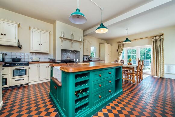 What is described as a spectacular five bedroom home on 1.65 acres of landscaped gardens in Offaly is now on the market. Located at Raheenakeernan, Walsh Island, the impressive home is on the market for €425,000.  TAP ON THE ARROWS ABOVE TO TAKE A LOOK AROUND THIS IMPRESSIVE HOUSE