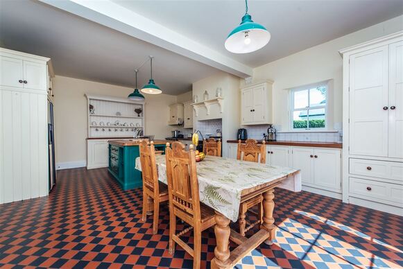 What is described as a spectacular five bedroom home on 1.65 acres of landscaped gardens in Offaly is now on the market. Located at Raheenakeernan, Walsh Island, the impressive home is on the market for €425,000. TAP ON THE ARROWS ABOVE TO TAKE A LOOK AROUND THIS IMPRESSIVE HOUSE