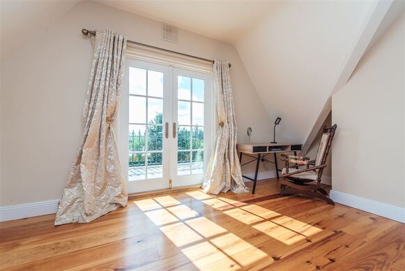 What is described as a spectacular five bedroom home on 1.65 acres of landscaped gardens in Offaly is now on the market. Located at Raheenakeernan, Walsh Island, the impressive home is on the market for €425,000. TAP ON THE ARROWS ABOVE TO TAKE A LOOK AROUND THIS IMPRESSIVE HOUSE
