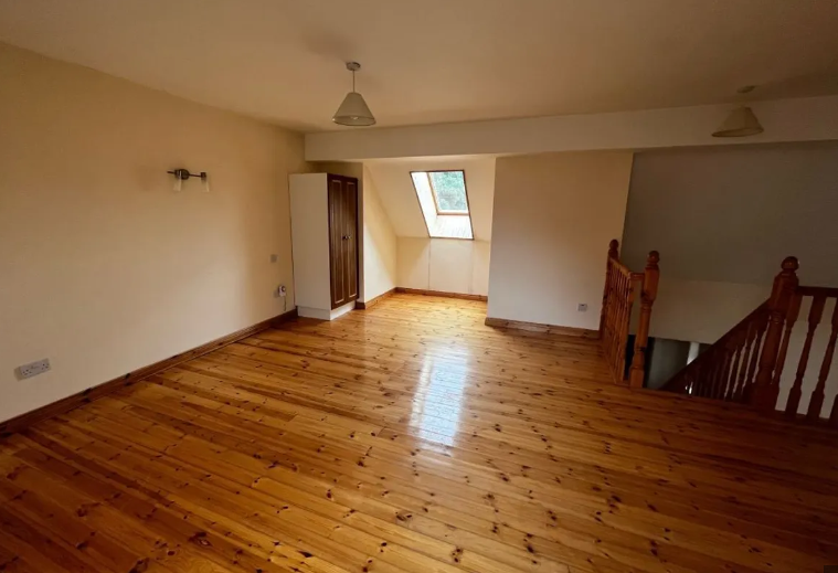 CLICK ON THE ARROWS ABOVE TO TAKE A TOUR AROUND THE HOUSE  