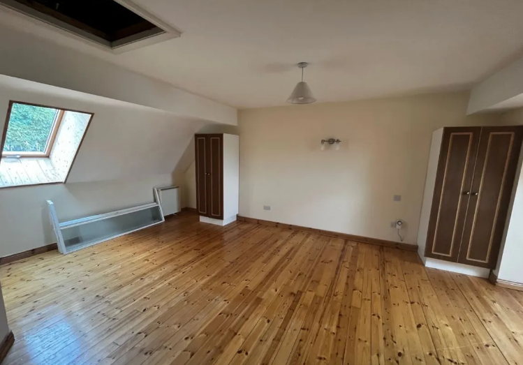 CLICK ON THE ARROWS ABOVE TO TAKE A TOUR AROUND THE HOUSE  