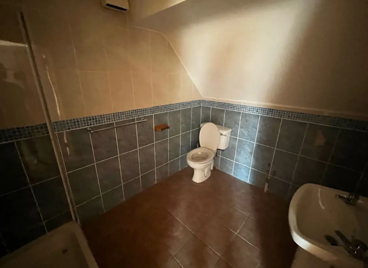 CLICK ON THE ARROWS ABOVE TO TAKE A TOUR AROUND THE HOUSE  
