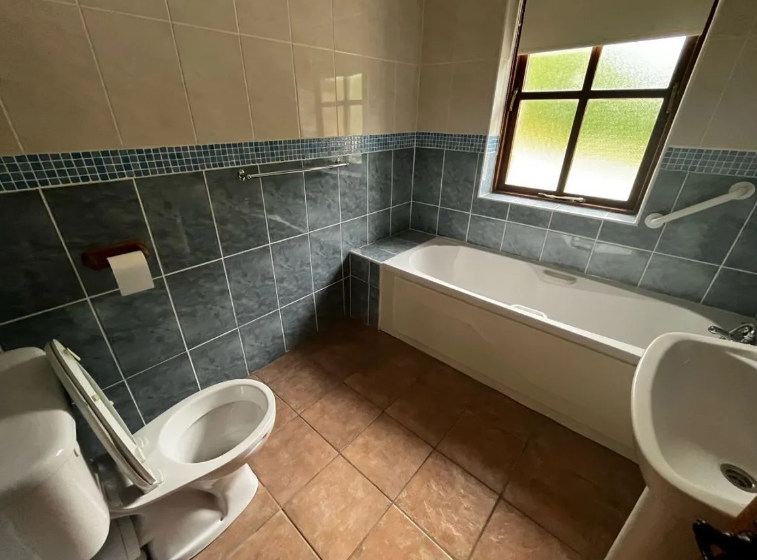 CLICK ON THE ARROWS ABOVE TO TAKE A TOUR AROUND THE HOUSE  