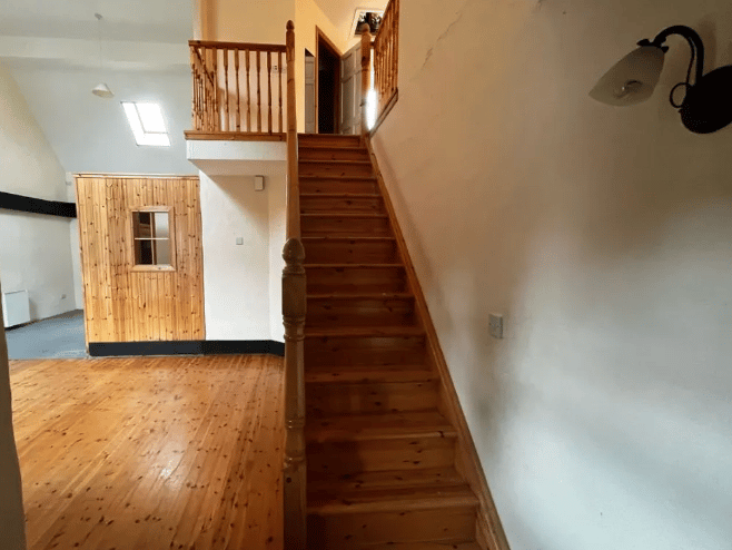 CLICK ON THE ARROWS ABOVE TO TAKE A TOUR AROUND THE HOUSE  